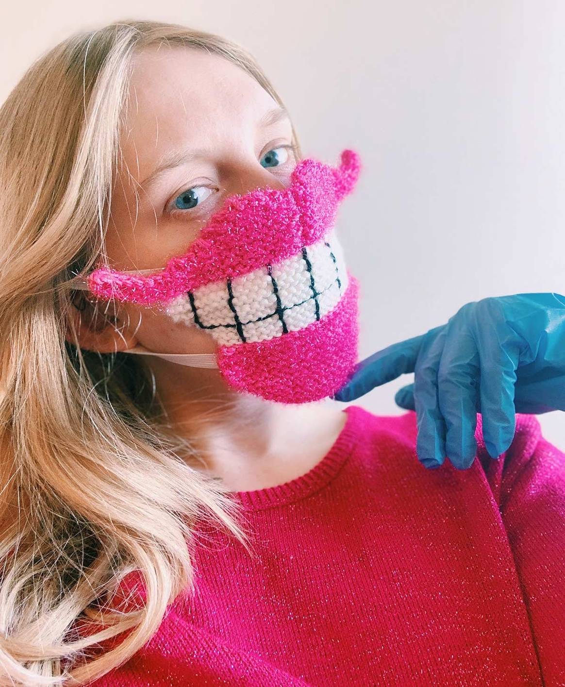 Una diseñadora islandesa hace máscaras "terroríficas" para fomentar el distanciamiento