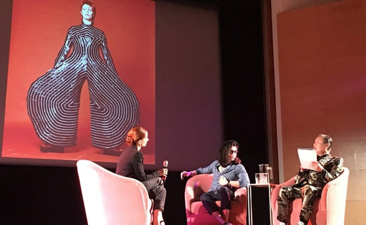 Kansi Yamamoto (rechts)
tijdens een talk in het Brooklyn Museum in 2018. Foto:
FashionUnited