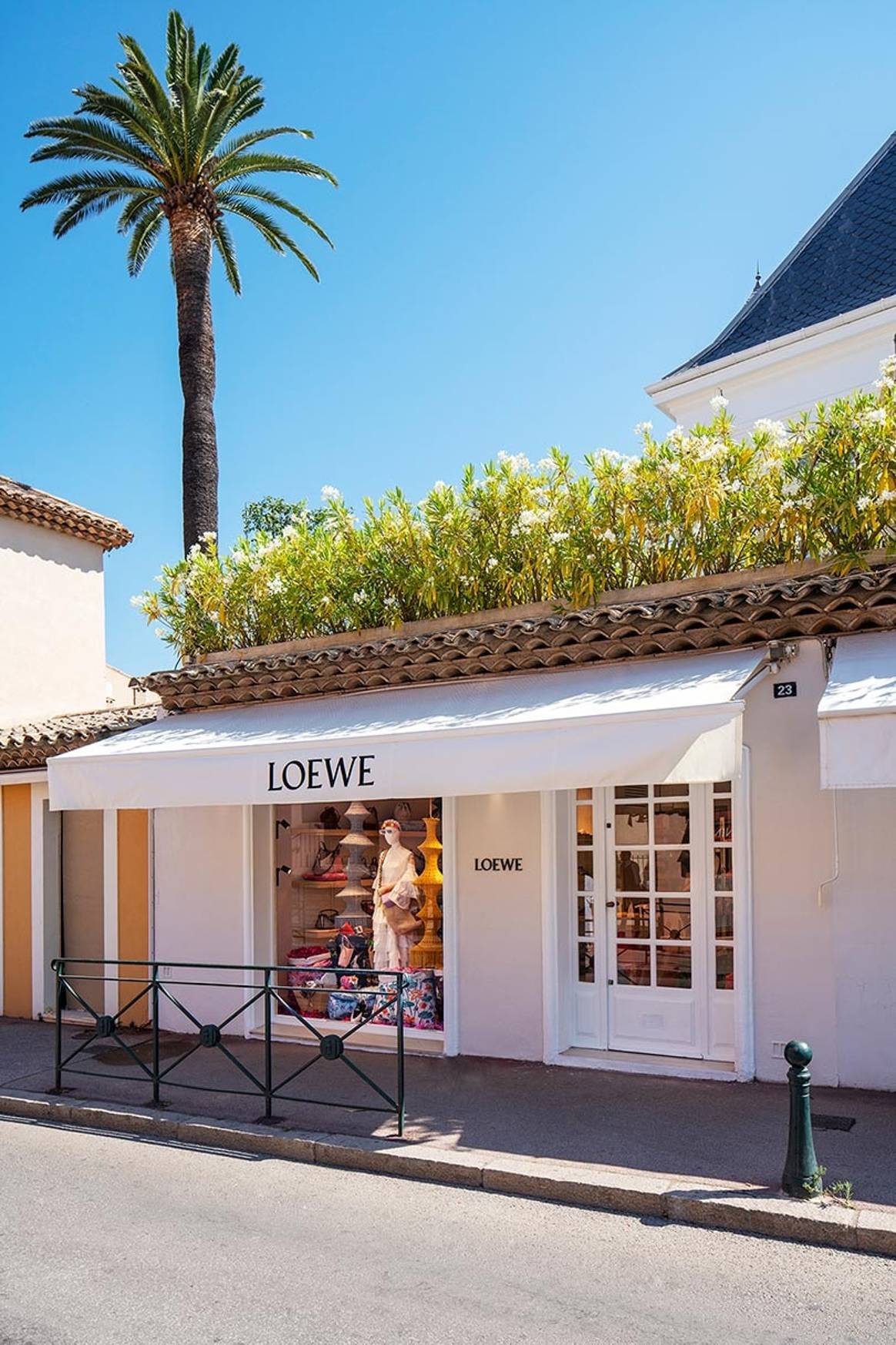 Loewe se abre al “travel retail” con tiendas en Ibiza y Saint-Tropez