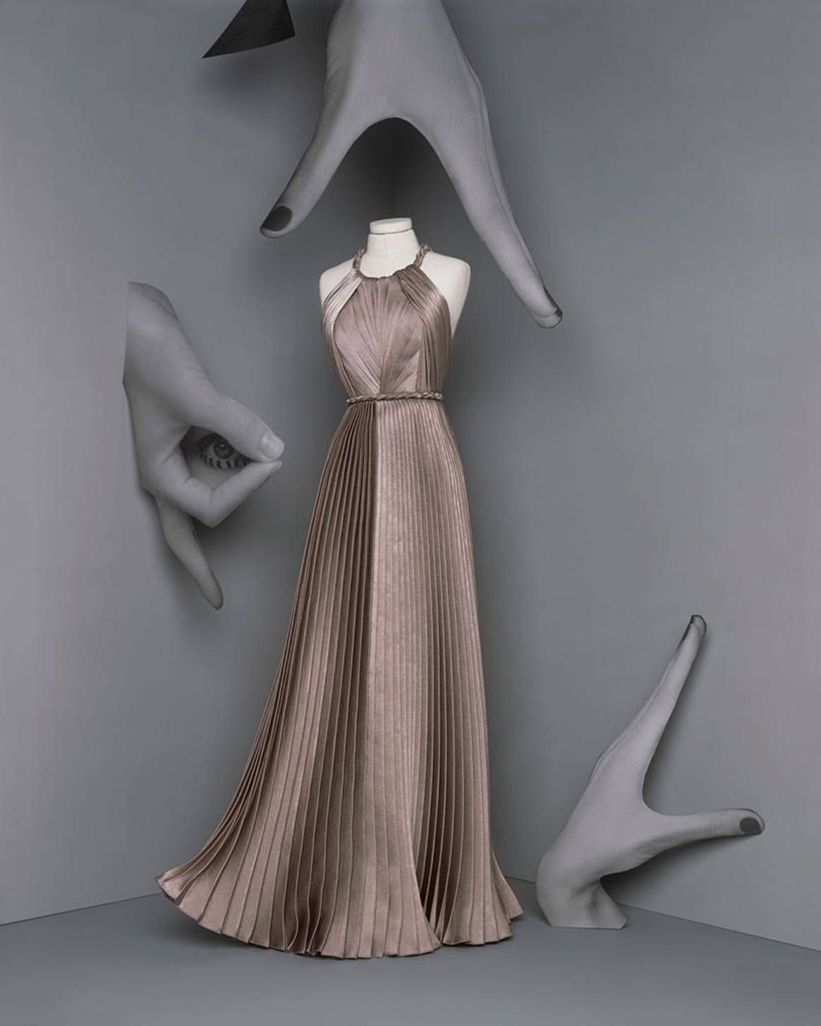 El Dior más surrealista deslumbra con una colección de “vestidos de muñeca”
