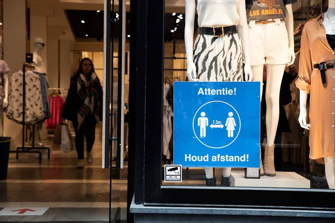 Ook in Belgische
winkelstraten moet nog steeds afstand worden gehouden. Foto: Aygin Kolaei
voor FashionUnited