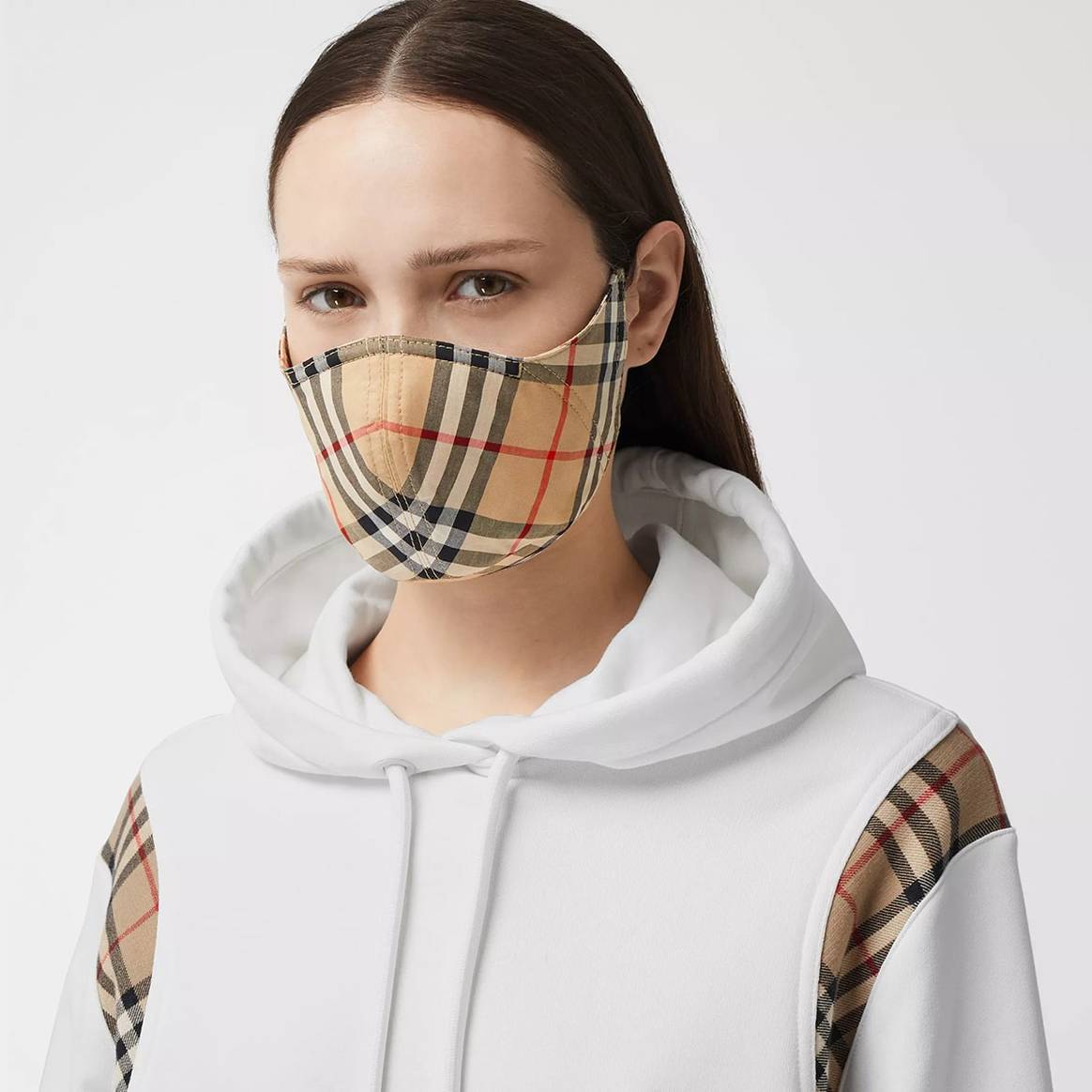 Burberry bringt Designer-Maske mit Check-Muster auf den Markt