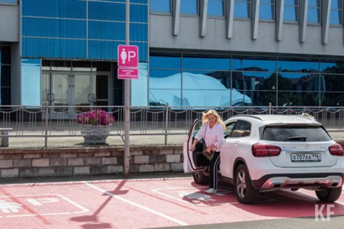 Казанский ЦУМ будет бороться за парковку для женщин, которую пришлось закрасить
