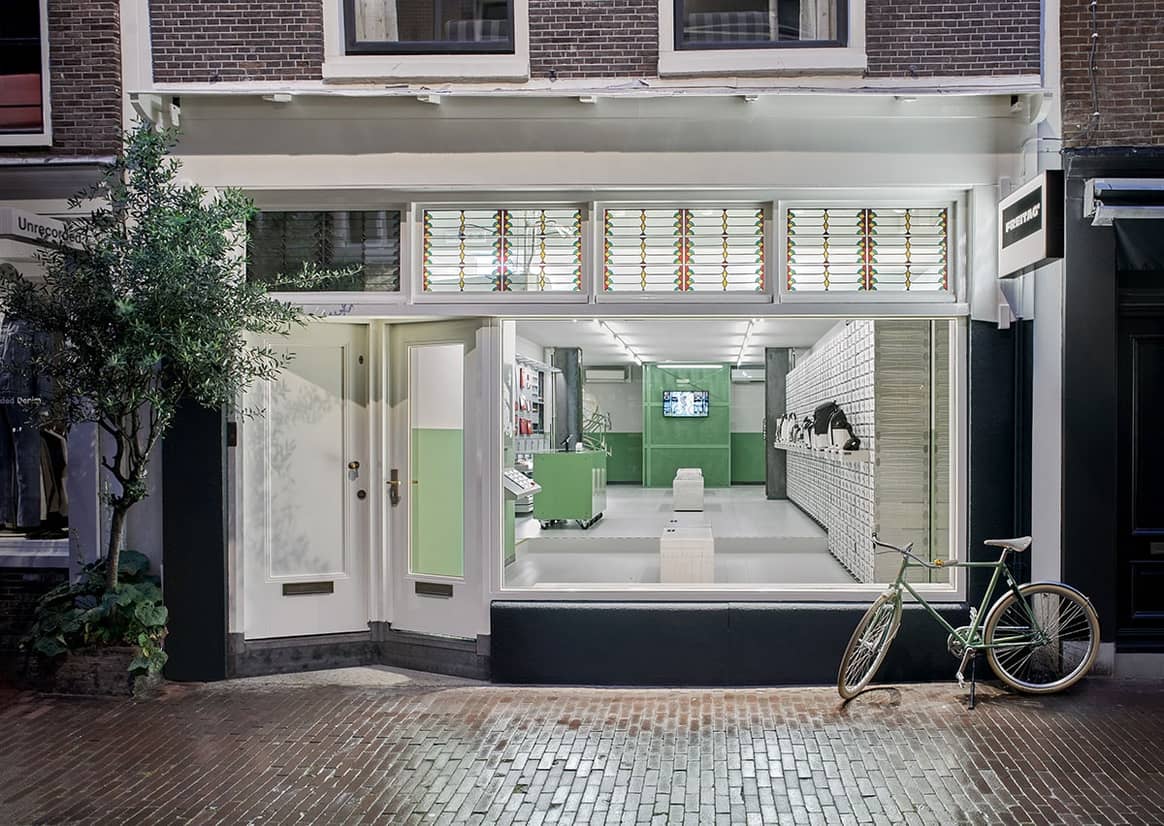 In Bildern: Freitag eröffnet Laden in Amsterdam