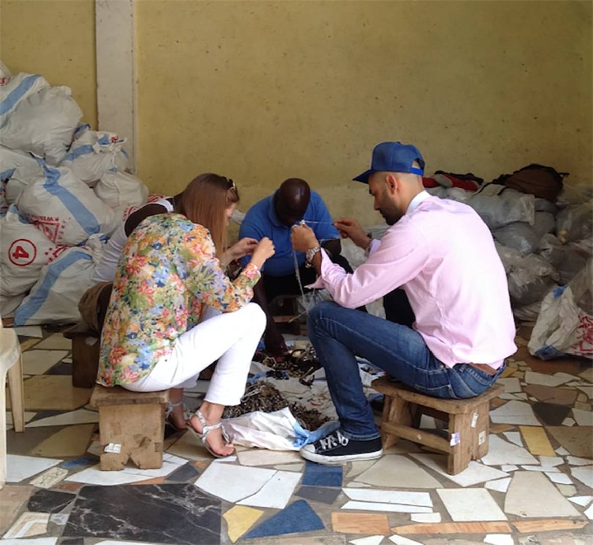 Au marché de Katamanto au Ghana où un petit commerçant à l’étal a acheté des bijoux emmêlés de la marque Monsoon à PLG. Kassardjian et Banasik étaient en train de regarder s’ils pouvaient démêler les bijoux afin de les rendre vendables.