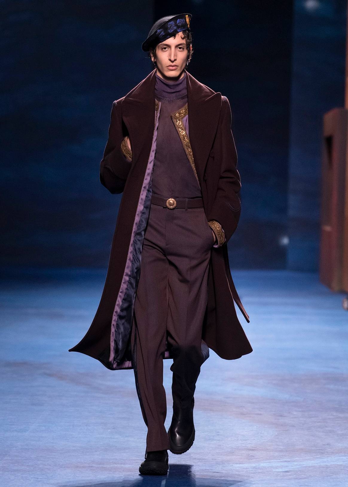 Dior reivindica los valores de una Alta Costura masculina con una colección junto al artista Peter Doig