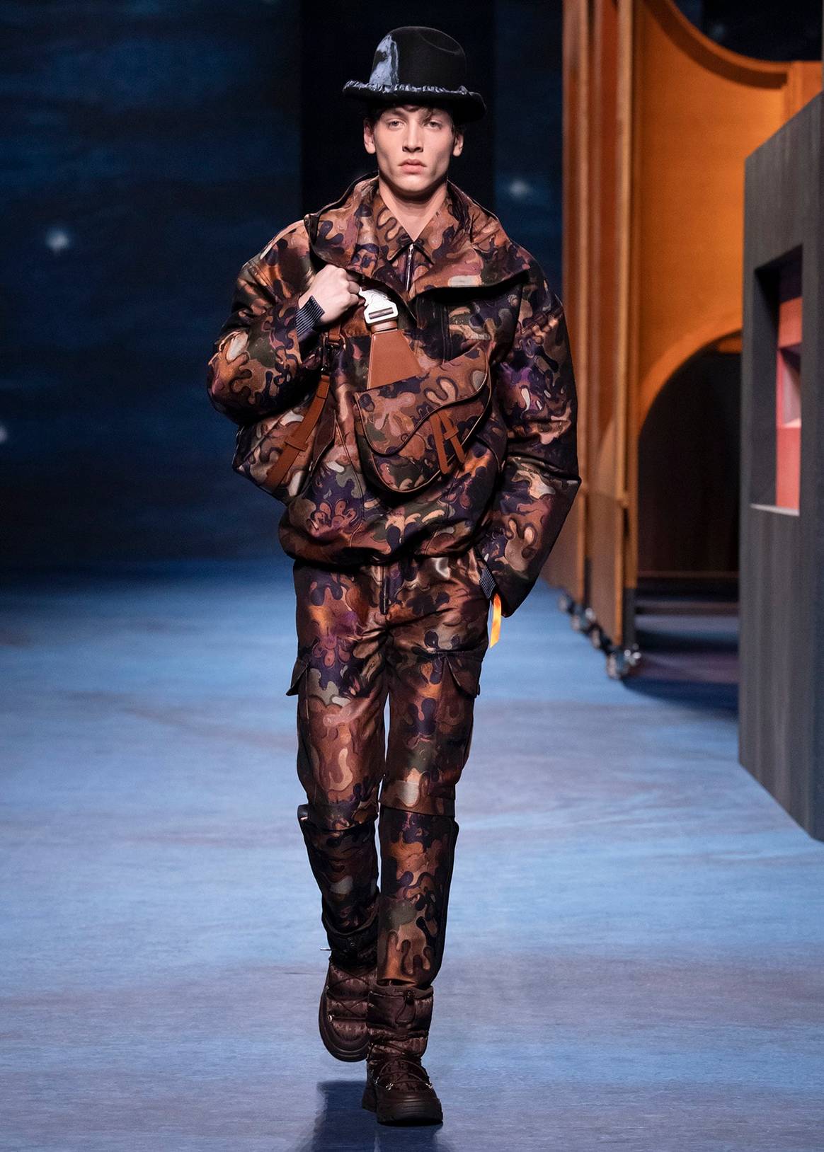 Dior reivindica los valores de una Alta Costura masculina con una colección junto al artista Peter Doig