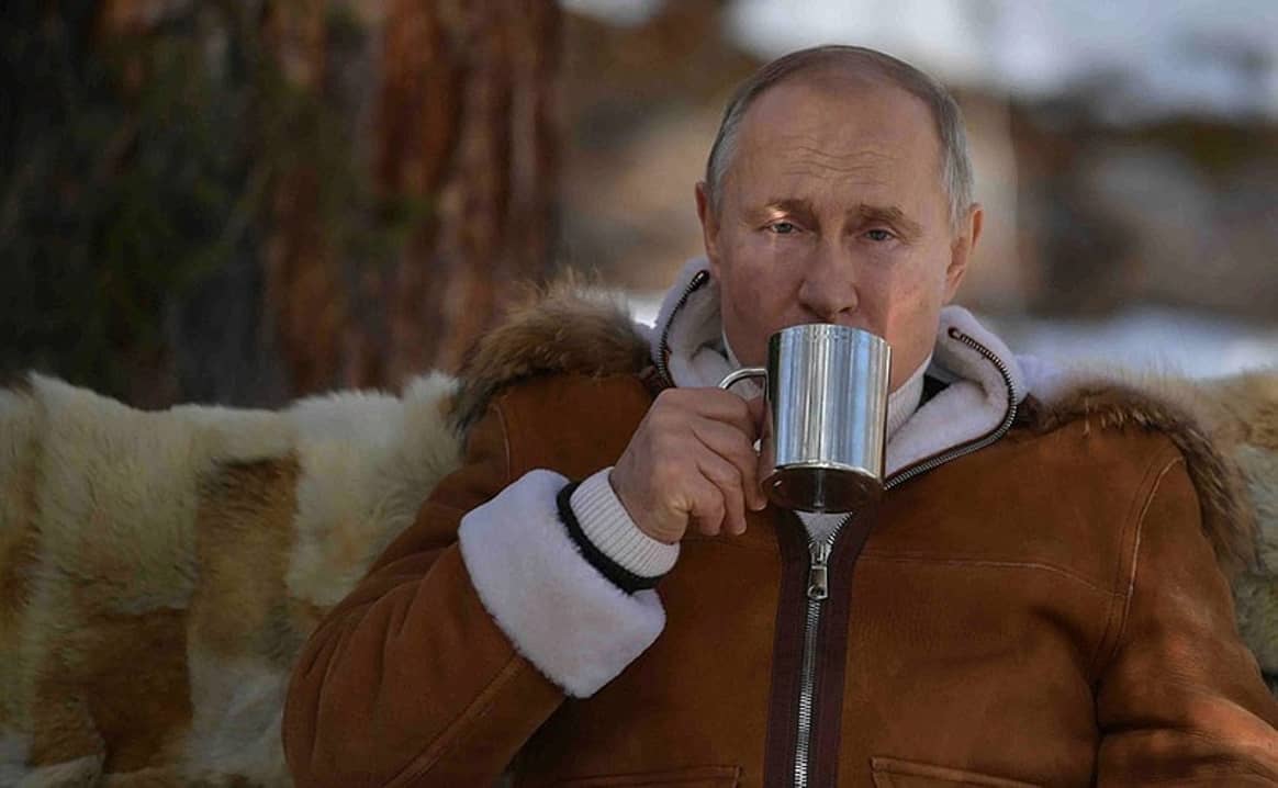 Россиянам назвали стоимость похожего на таежный костюм Путина наряда