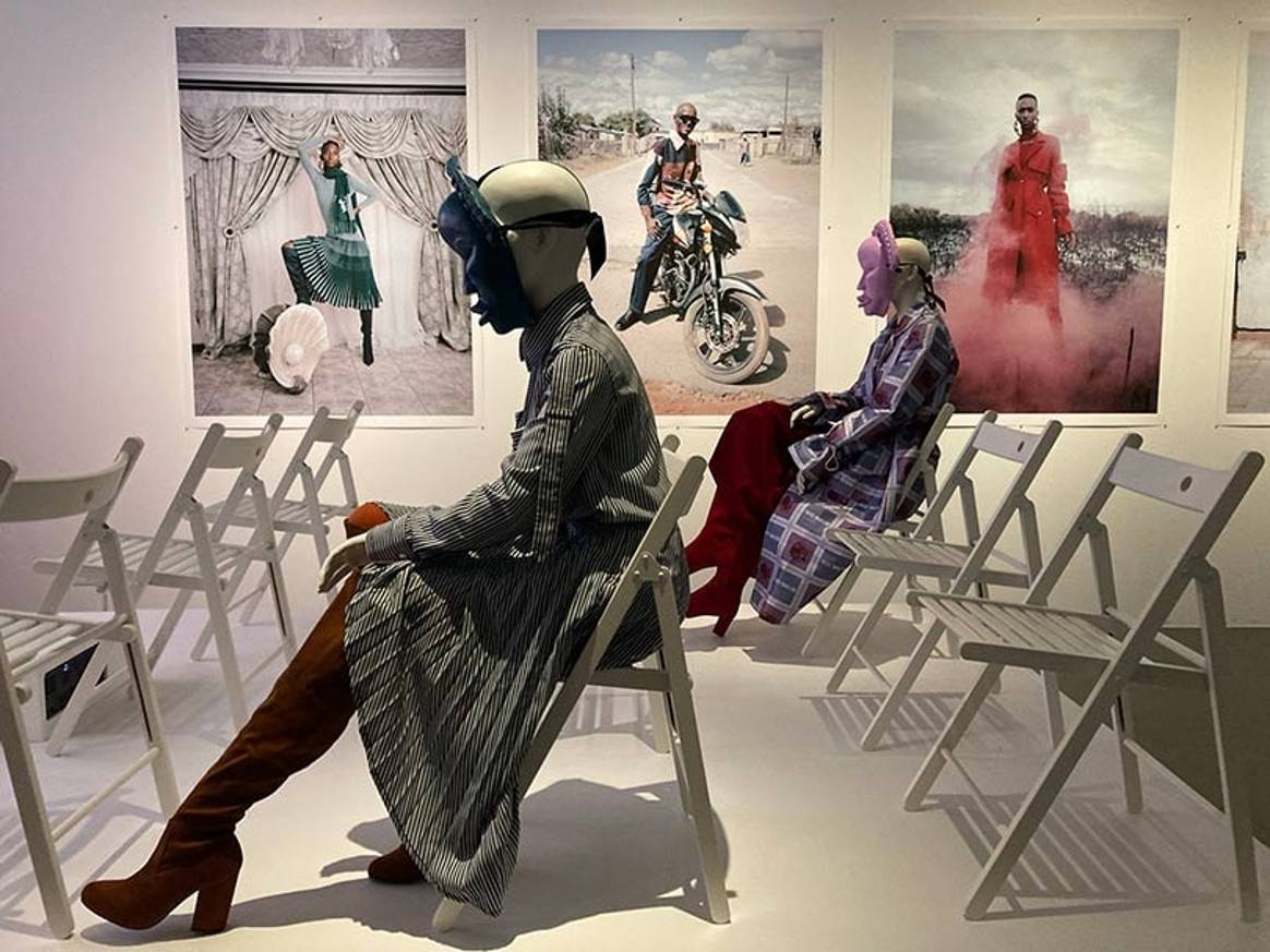 Installatie van Thebe
Magugu, met foto’s van Kristin-Lee Moolman en styling door Ibrahim Kamara,
2019.
