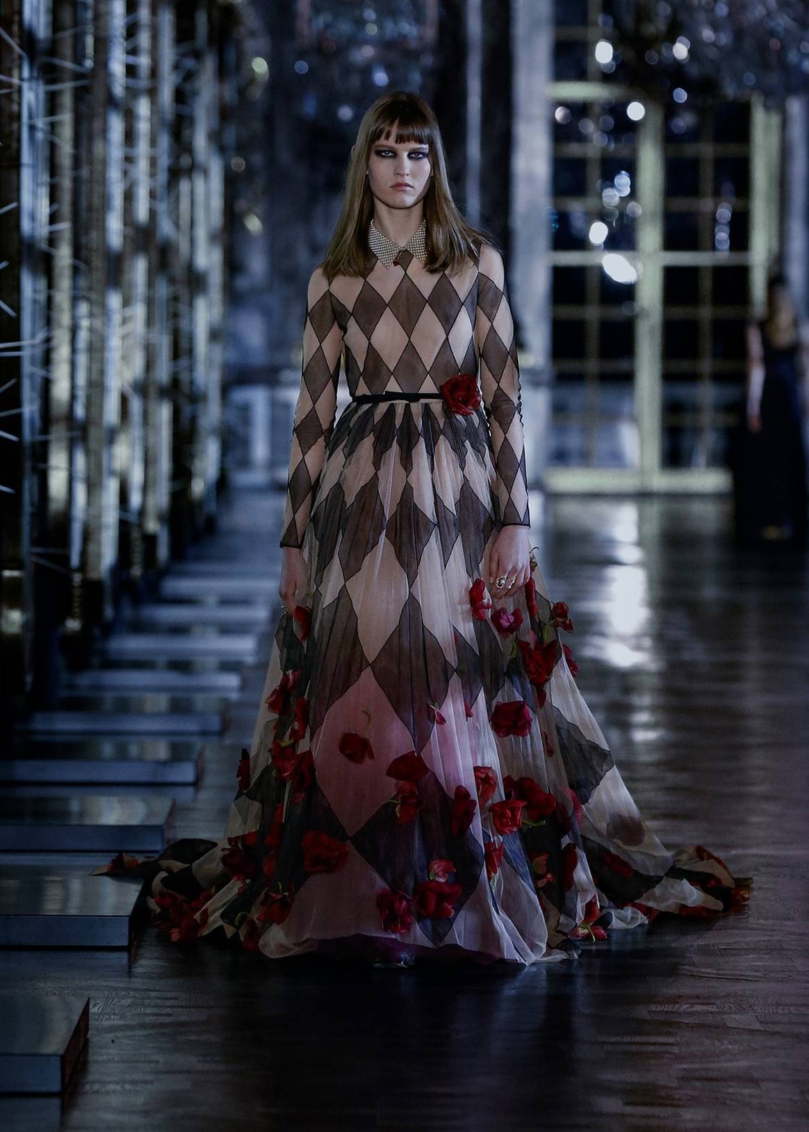 Más lujo, más fantasía, más Dior: la Maison presenta en Versalles una reinterpretación de los cuento de hadas