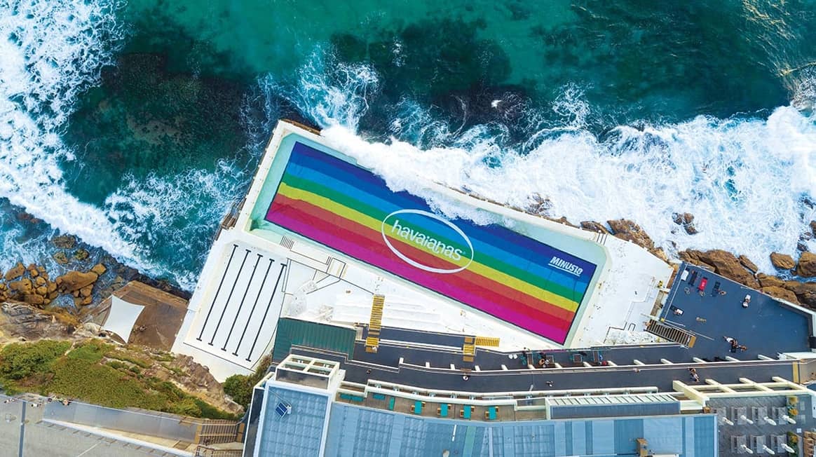 La piscina del Bondi Icebergs se viste con los colores del arcoíris