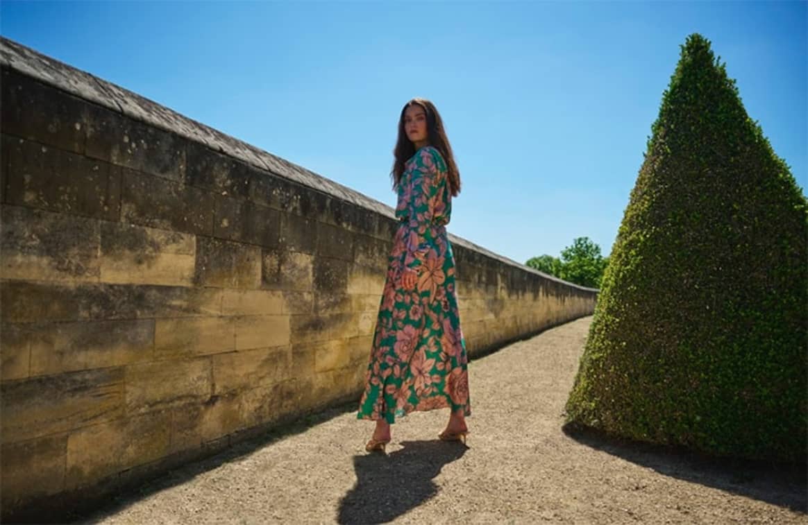 Rino & Pelle SS22: Die französische Muse spaziert in leuchtenden Blumenprints durch die Gärten von Versailles