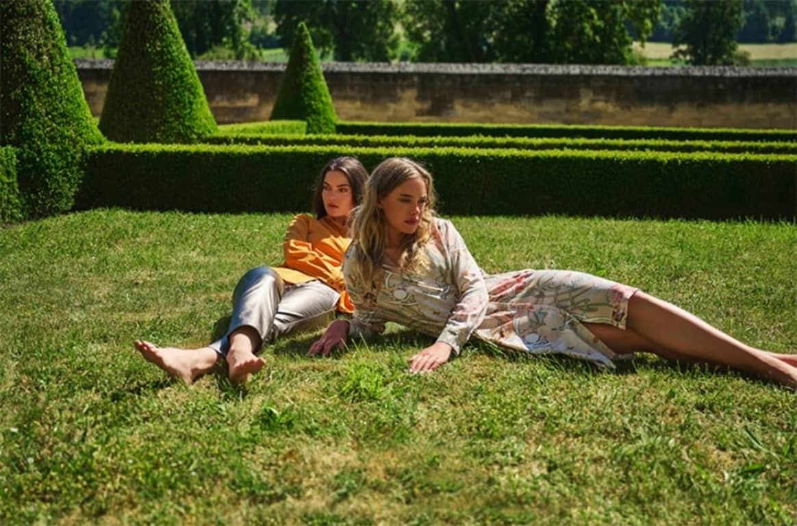 Rino & Pelle SS22: Die französische Muse spaziert in leuchtenden Blumenprints durch die Gärten von Versailles