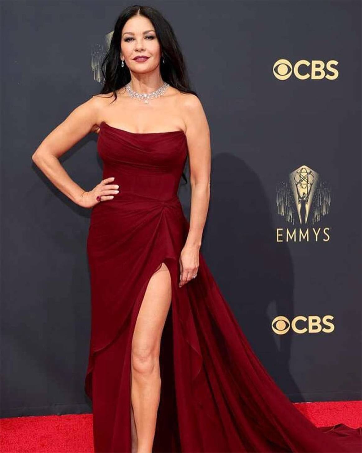 Estrellas de la televisión devolvieron el glamour a la alfombra roja de los Emmys