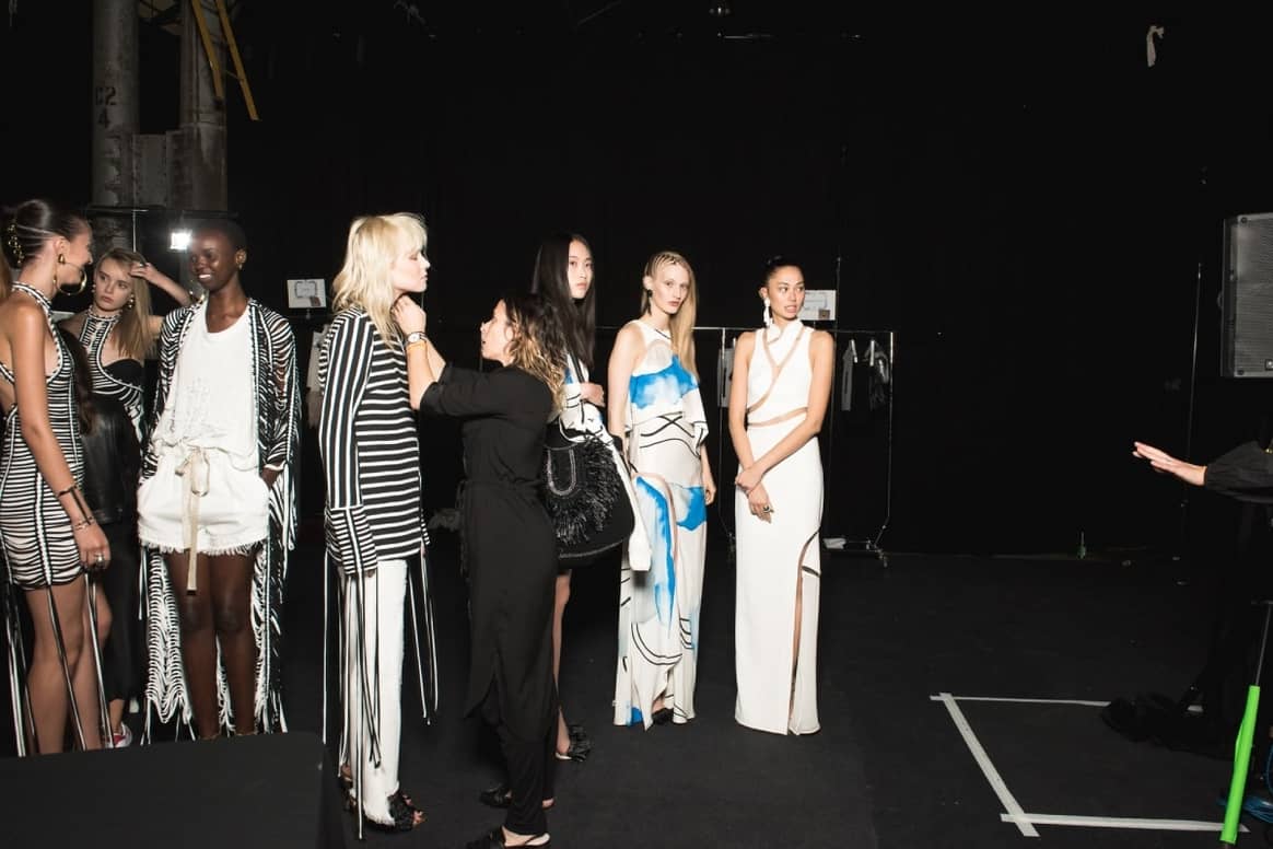 Crédito: El detrás de las cámaras de la Australia Fashion Week, fotografía de Flaunter a través de Unsplash.