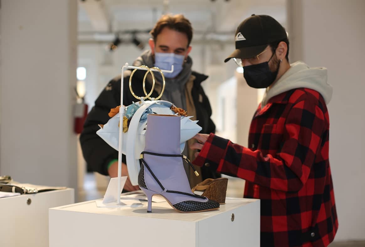 Felici Studenti Multirazziali in Costumi Di Laurea Per Aver Alzato I  Diplomi a Panorama Fotografia Stock - Immagine di protezione, grado:  216607328