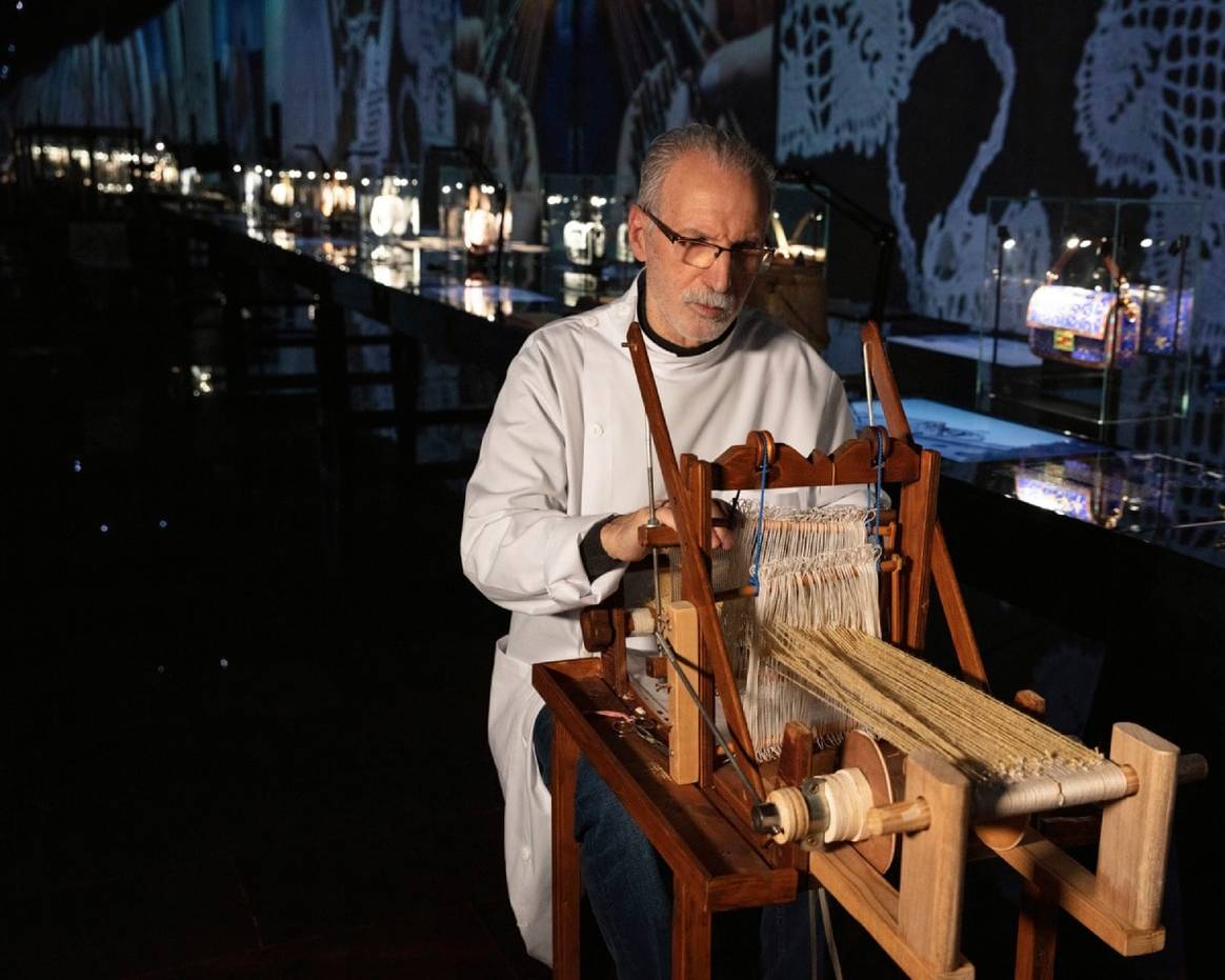 Fendi expose son sac baguette pour célébrer les artisans locaux italiens