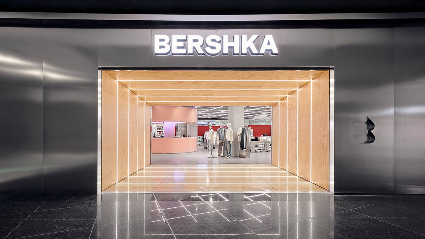 Tienda de Bershka diseñada por OMA en el centro comercial Marineda City de La Coruña, Galicia (España).