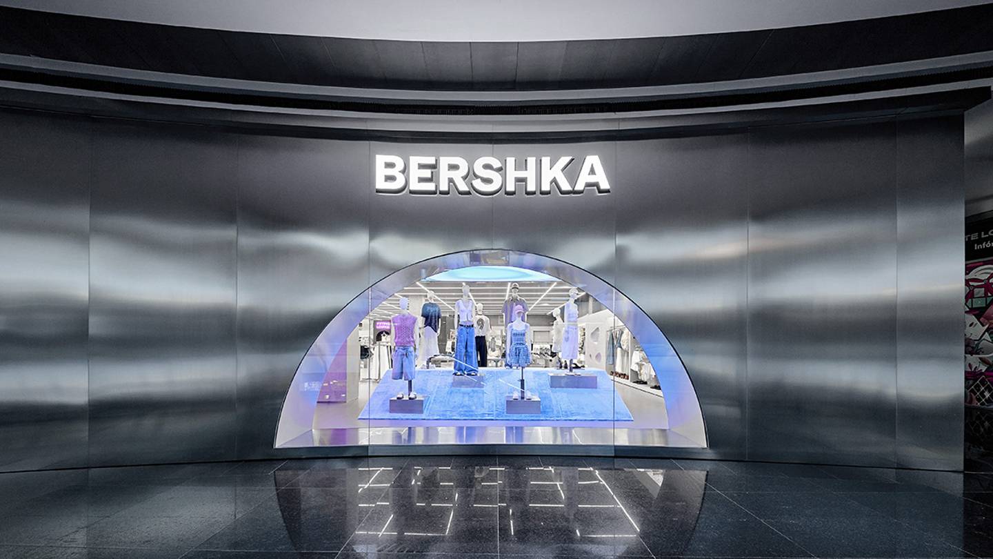Tienda de Bershka diseñada por OMA en el centro comercial Marineda City de La Coruña, Galicia (España).